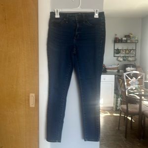 Universal Thread Size 4 Skinny Jeans